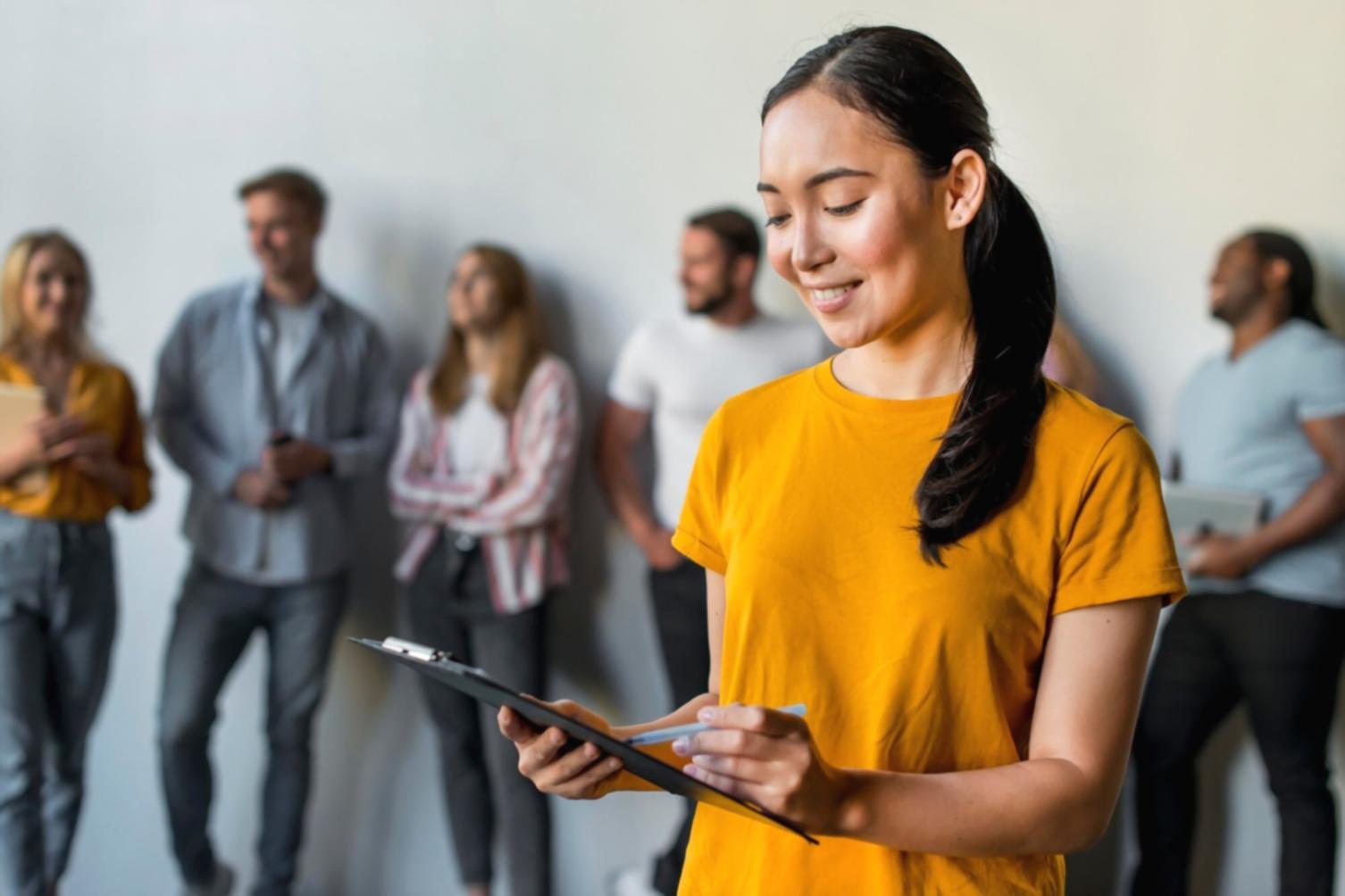 Analist financiar lucrând cu grafice și date de piață pe mai multe monitoare