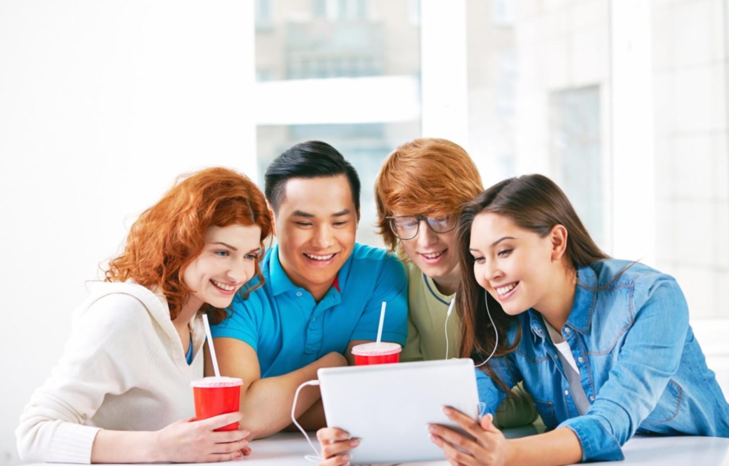 Specialist în analiză financiară lucrând cu date de piață în București